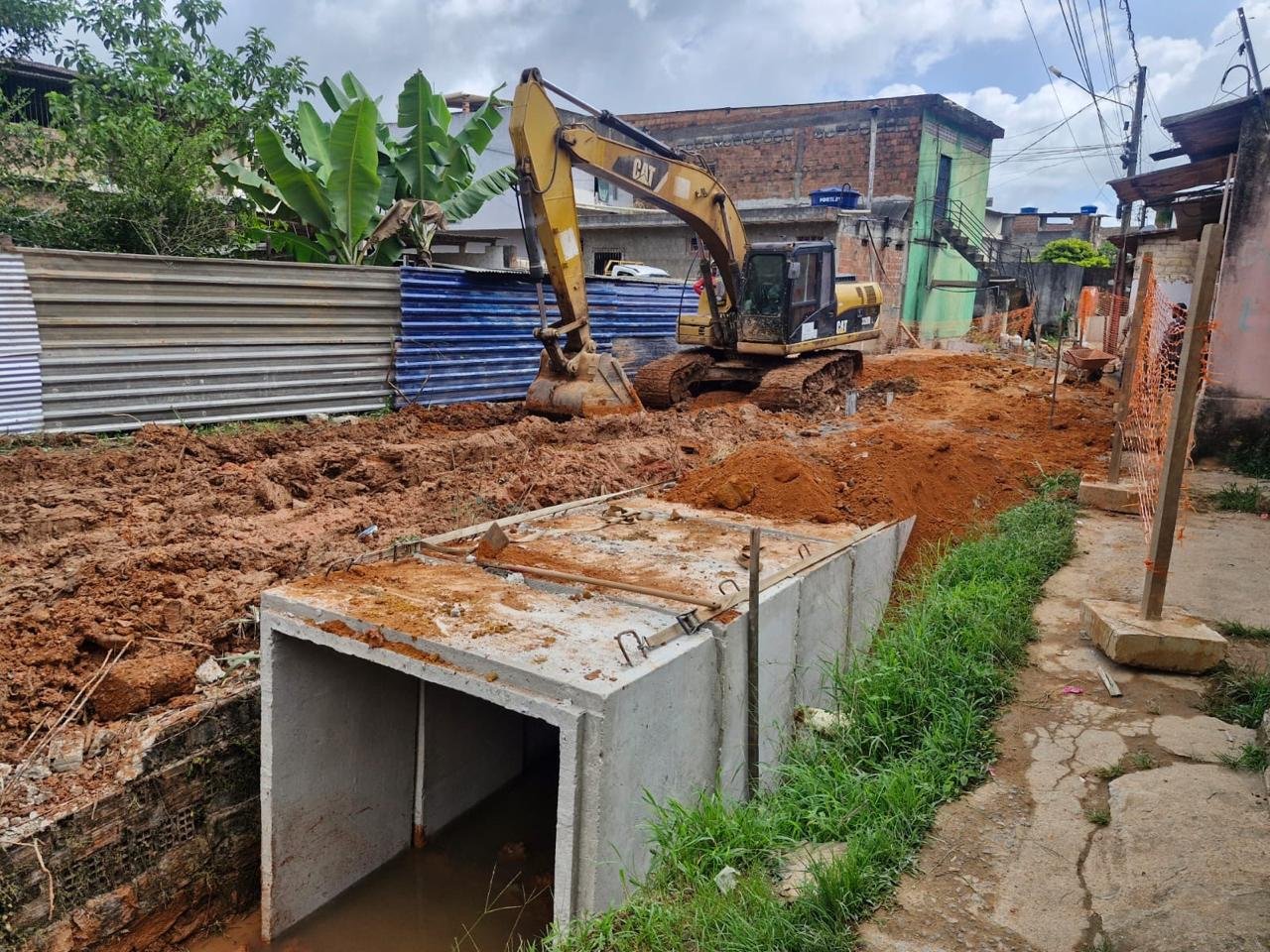 Canalização de córrego — aduelas e recomposição de solo