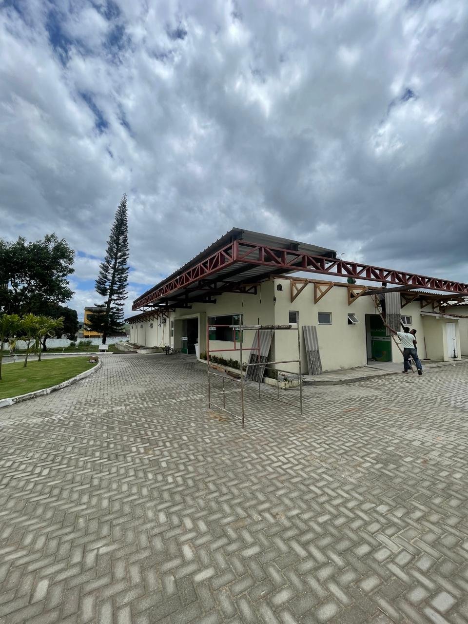 Reforma de hospital — estrutura metálica e cobertura em ACM